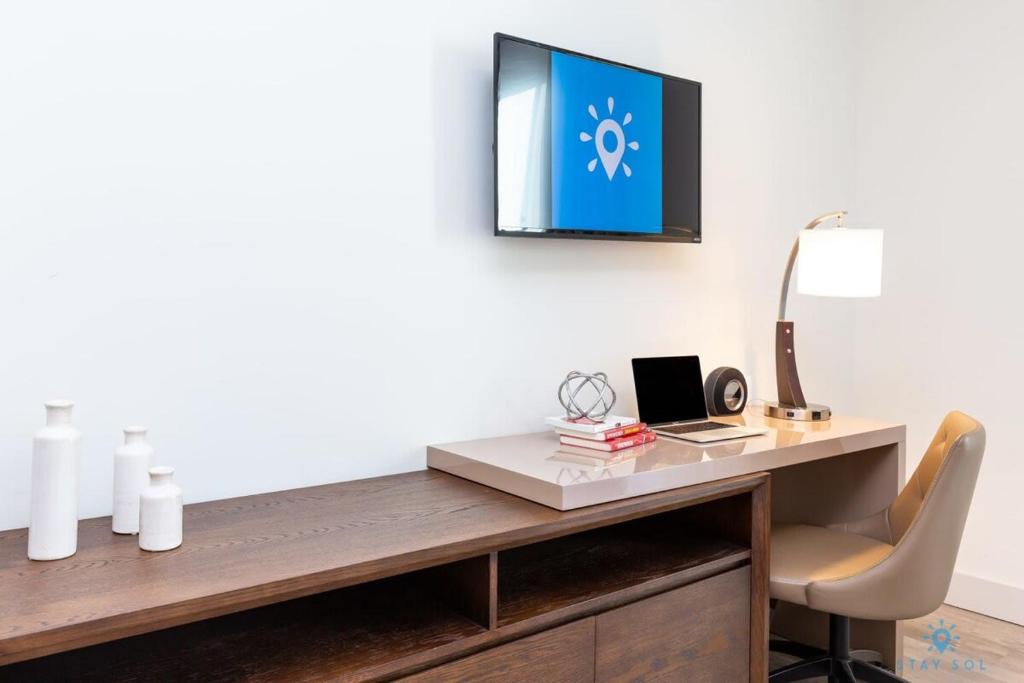 Hollywood Bliss Studio Rooftop Pool - Image 7