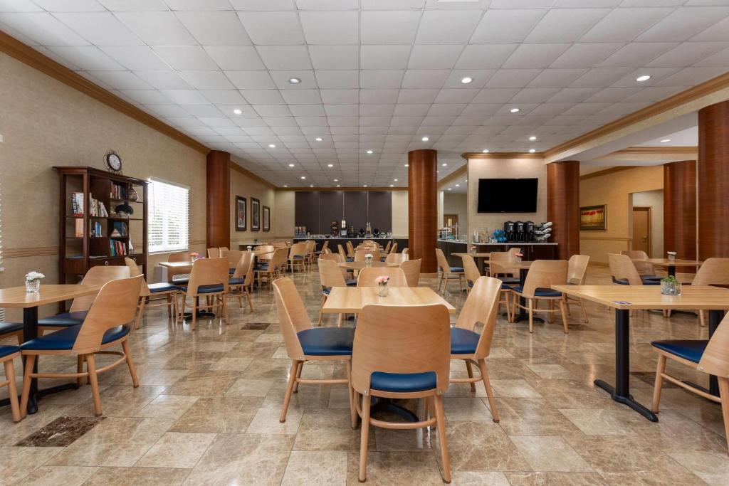Hawthorn Extended Stay by Wyndham West Palm Beach - Image 6