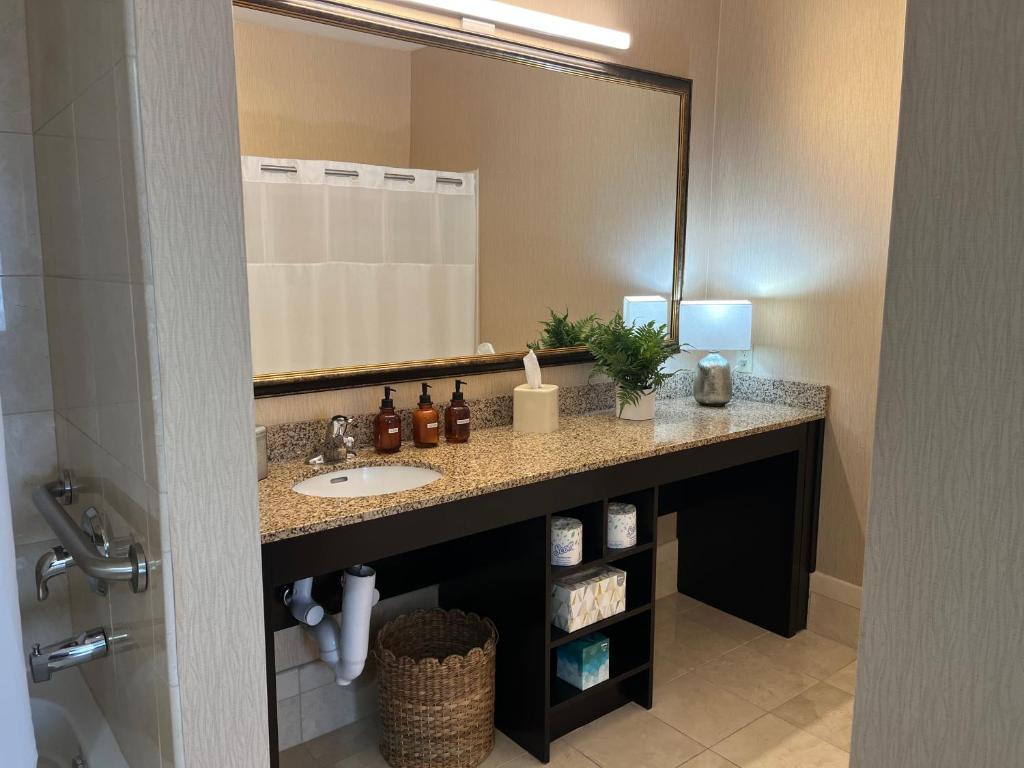 Hawthorn Extended Stay by Wyndham West Palm Beach - Image 8