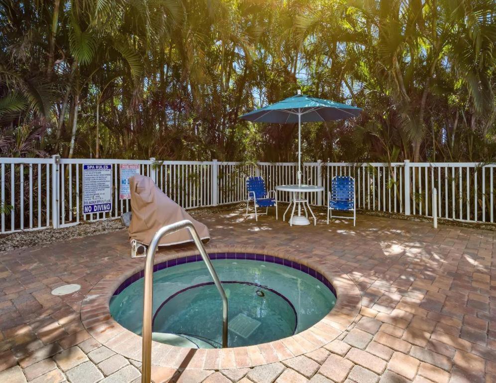 Hot Tub (Jacuzzi) - Photo 3