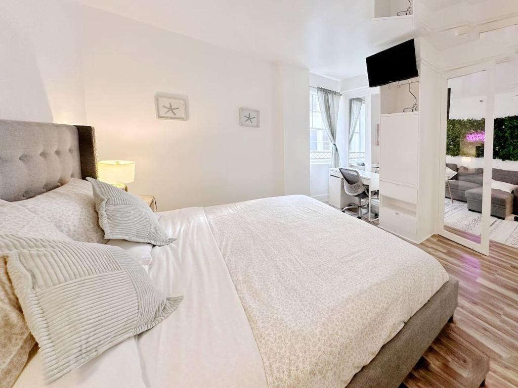 Pool and Jacuzzi. Walk to beach, South Point Pier - Image 8