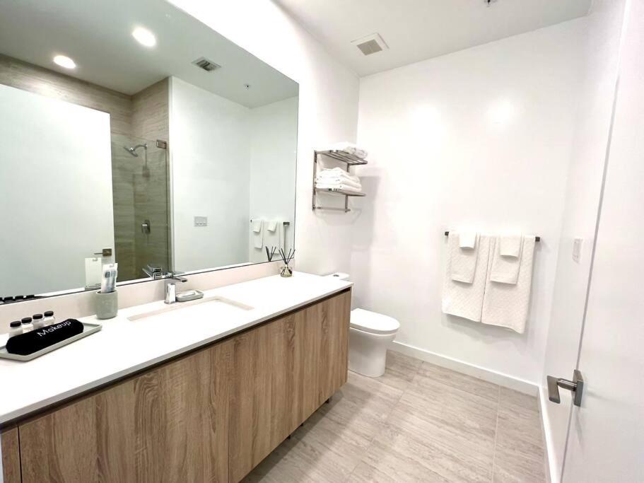 Sleek 2BD 2BA Condo In Miami Design District - Image 7