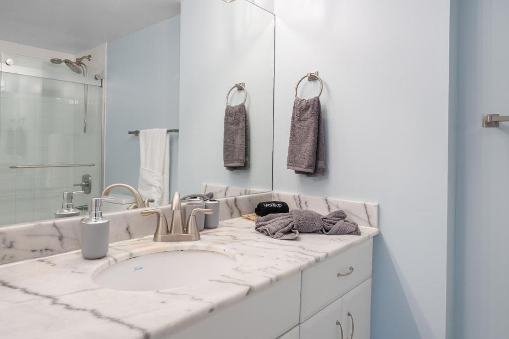 Oceanview Haven Spacious Inviting for 8 Guests - Image 6