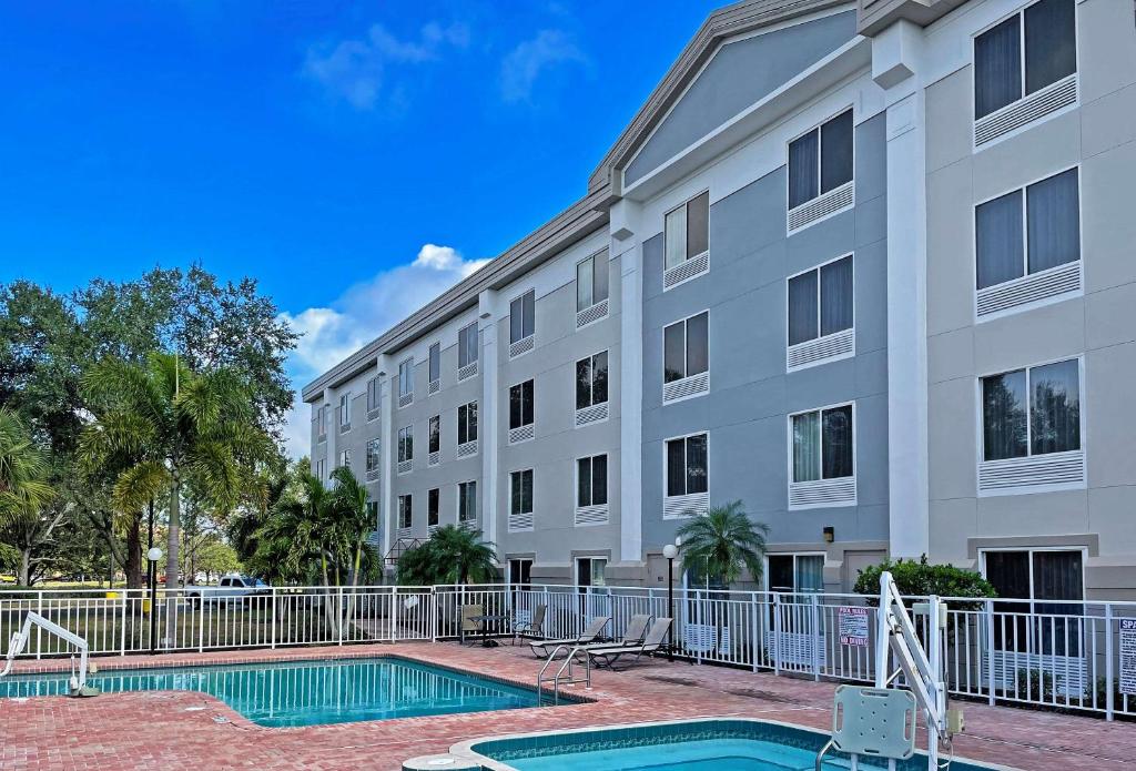 Comfort Inn & Suites Sarasota I75