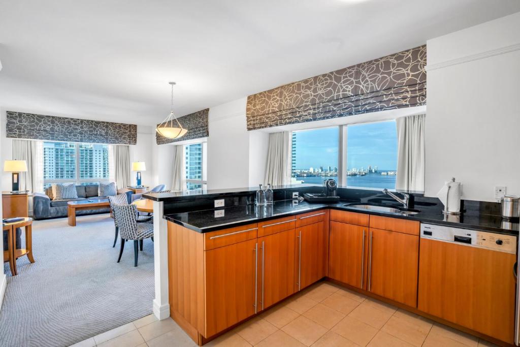 Four Seasons Miami Two Bedroom - 2Bath Ocean view Suite - Amazing views
