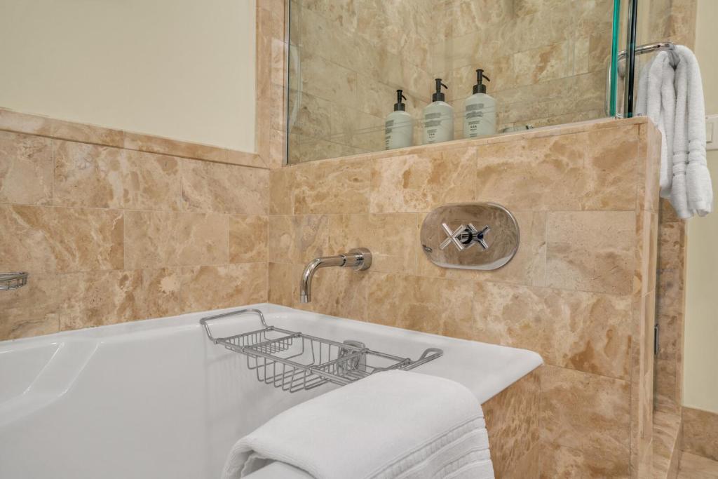 Four Seasons Miami Two Bedroom - 2Bath Ocean view Suite - Amazing views