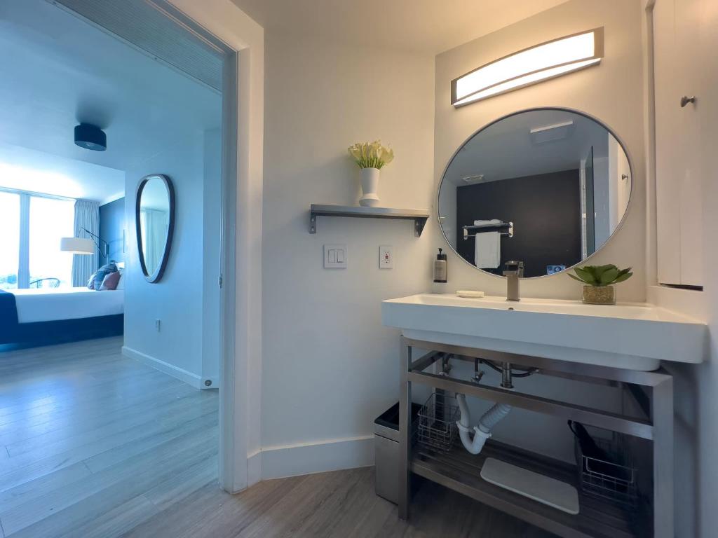 MVR King Suite Room Bay View - Image 8