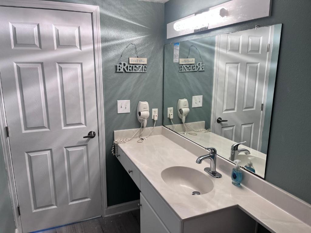 Beach, Sand, Sun & Pool 2BR 2BA Condo - Image 8