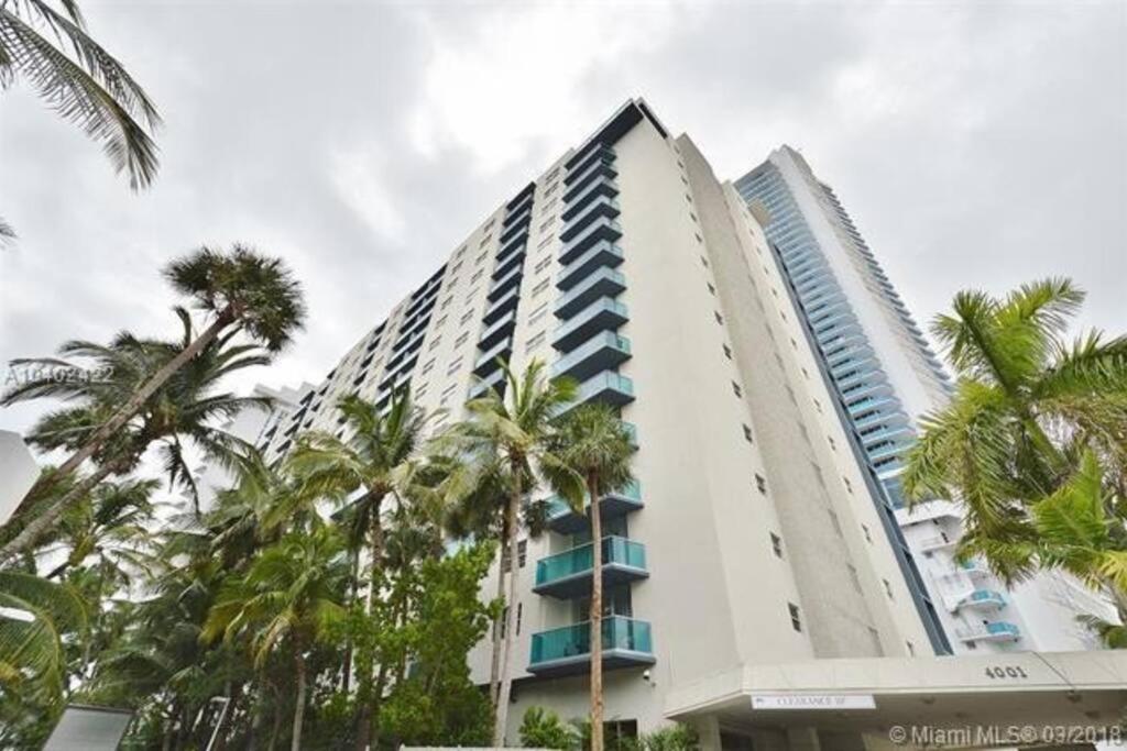 Beautiful penthouse condo with stunning views of both ocean and city - Image 7