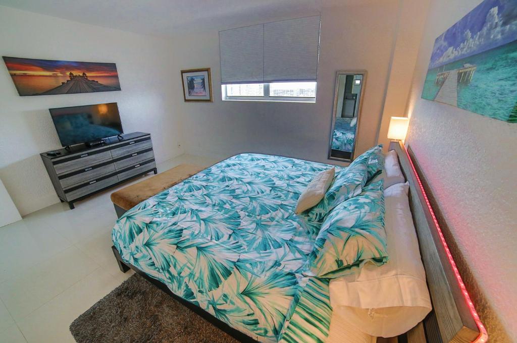 Beautiful penthouse condo with stunning views of both ocean and city - Image 8