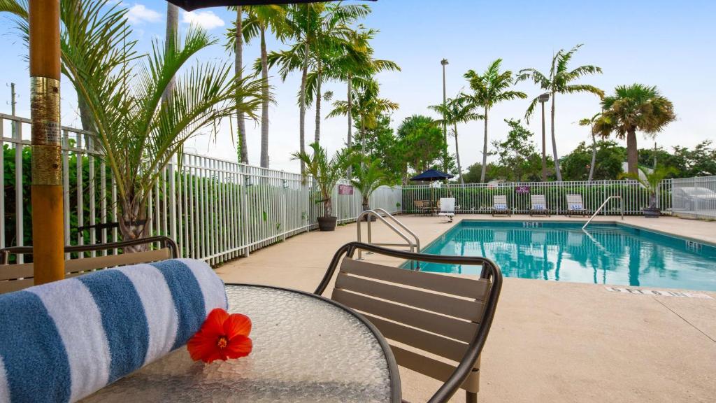 Best Western Plus Sebastian Hotel & Suites - Image 4