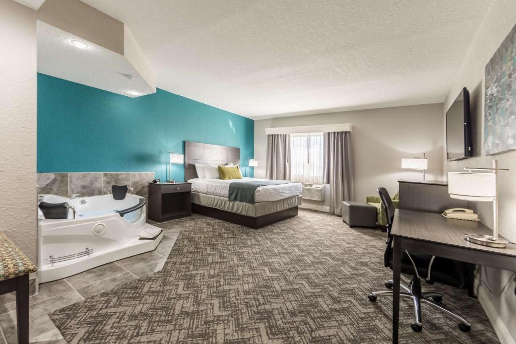 Hot Tub (Jacuzzi) - Photo 2