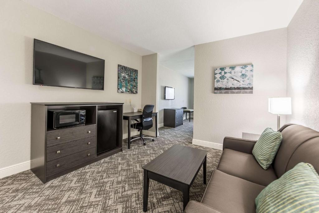 Best Western Plus Sebastian Hotel & Suites - Image 6