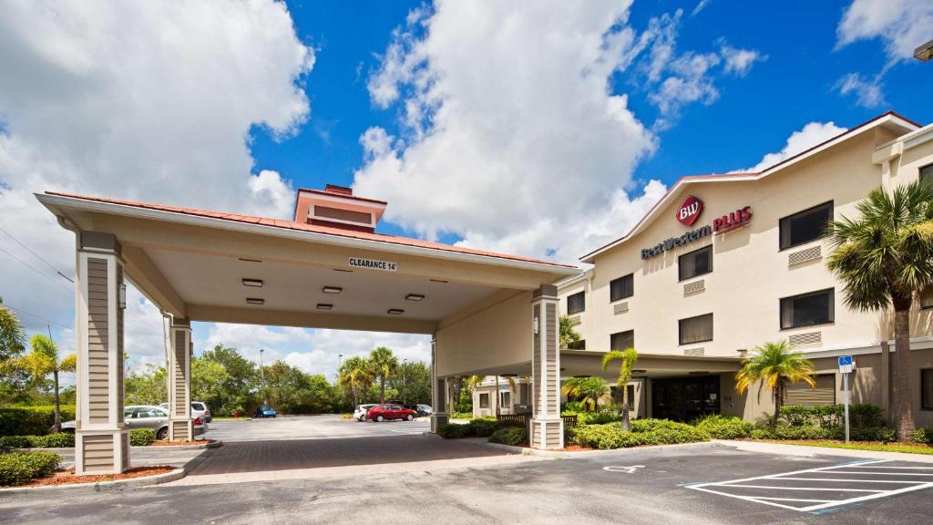 Best Western Plus Sebastian Hotel & Suites - Image 7