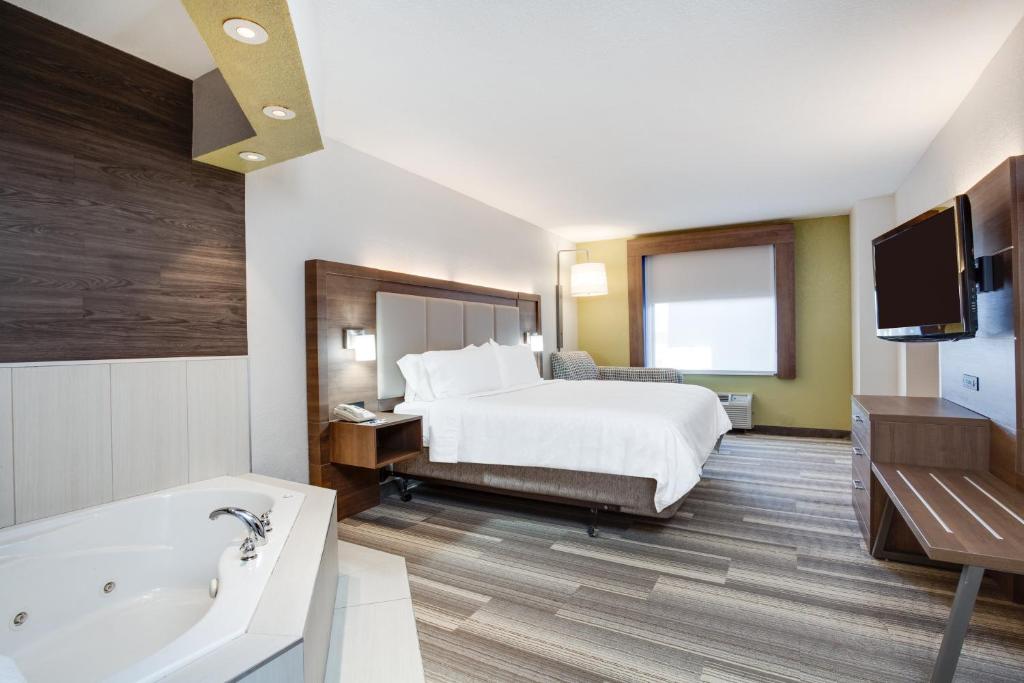 Holiday Inn Express Hotel & Suites Clewiston by IHG