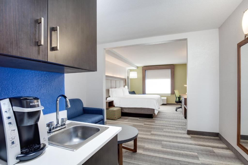 Holiday Inn Express Hotel & Suites Clewiston by IHG - Image 8