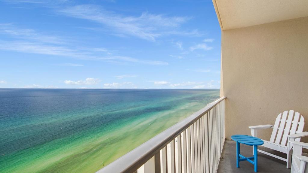 Beachfront Spacious Renovated Condo - Pools, Hot Hub, Spa - Walk to Pier Park in PCB - Image 4