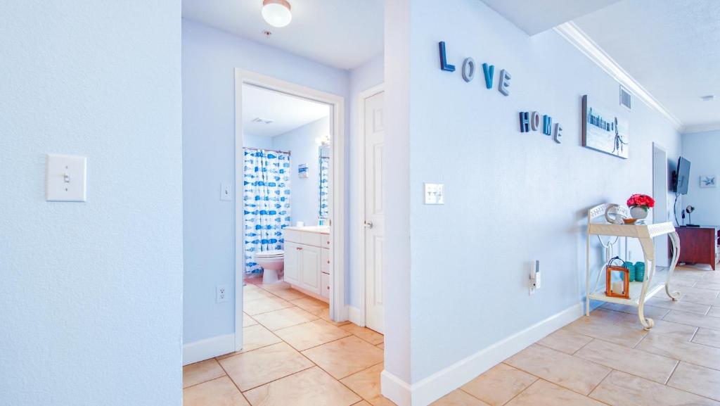 Beachfront Spacious Renovated Condo - Pools, Hot Hub, Spa - Walk to Pier Park in PCB - Image 8