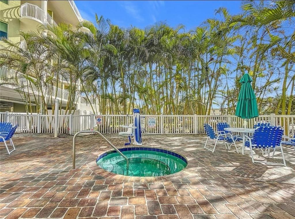 Hot Tub (Jacuzzi) - Photo 3