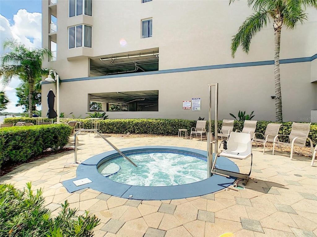 Hot Tub (Jacuzzi) - Photo 4