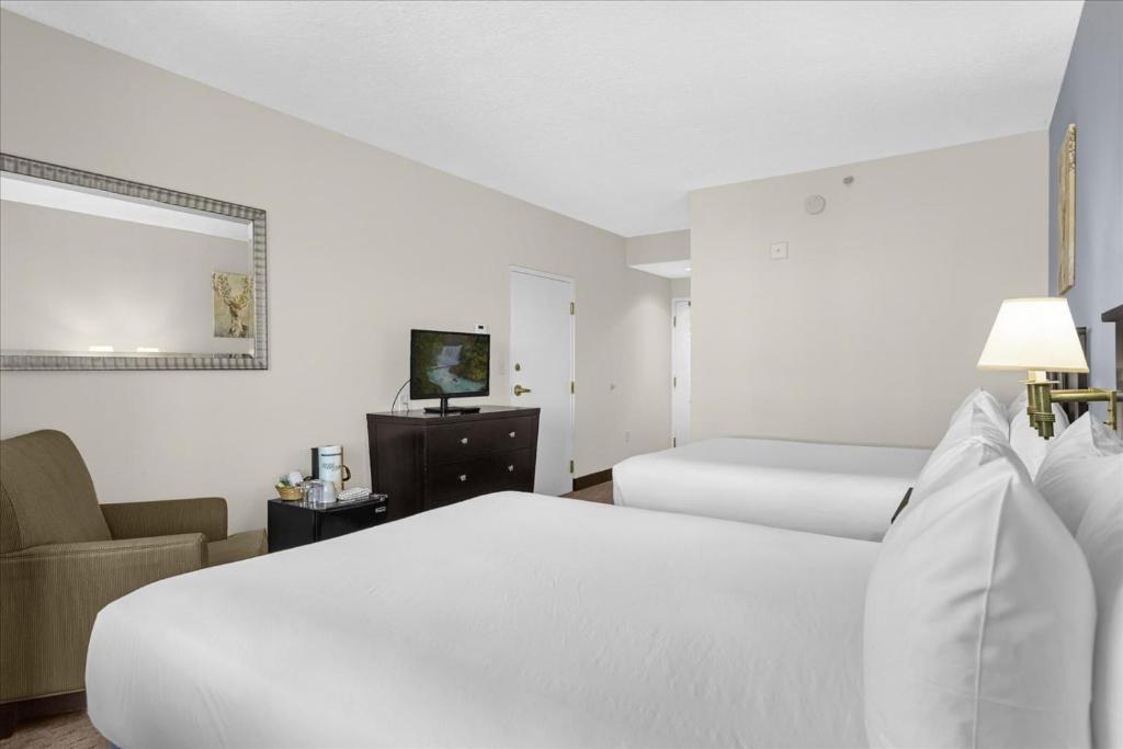 Stylish Queen Suite near Disney Sleeps at 4 - Image 7