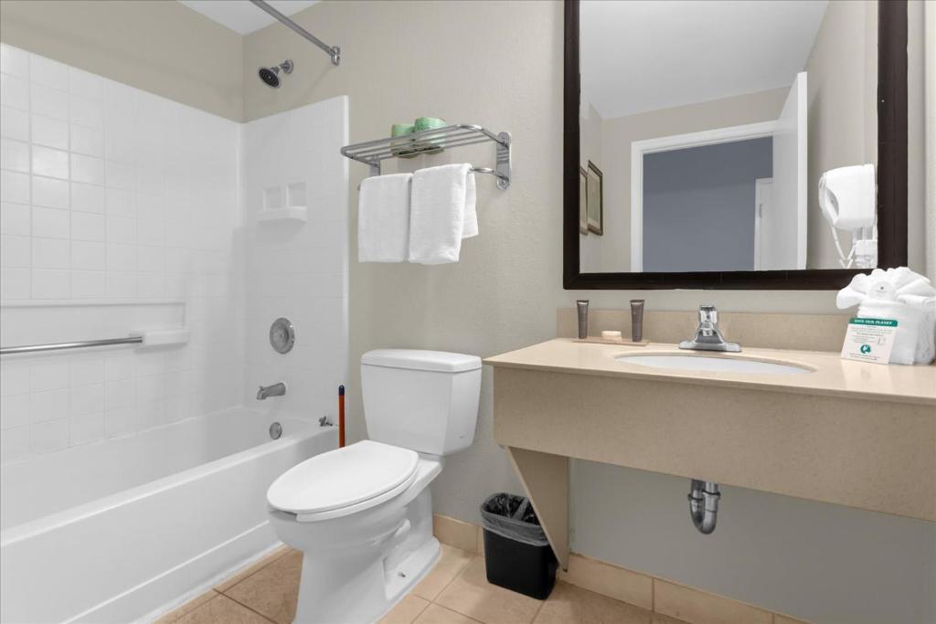 Stylish Queen Suite near Disney Sleeps at 4 - Image 8