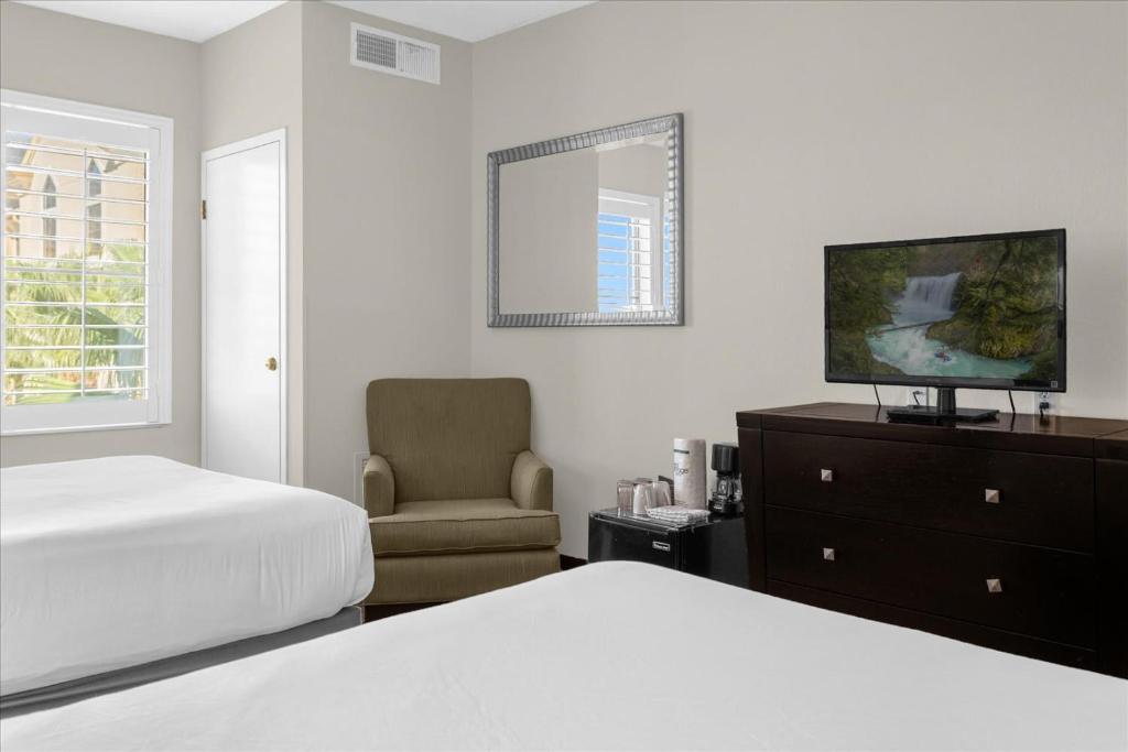 Stylish Queen Suite near Disney Sleeps at 4 - Image 4