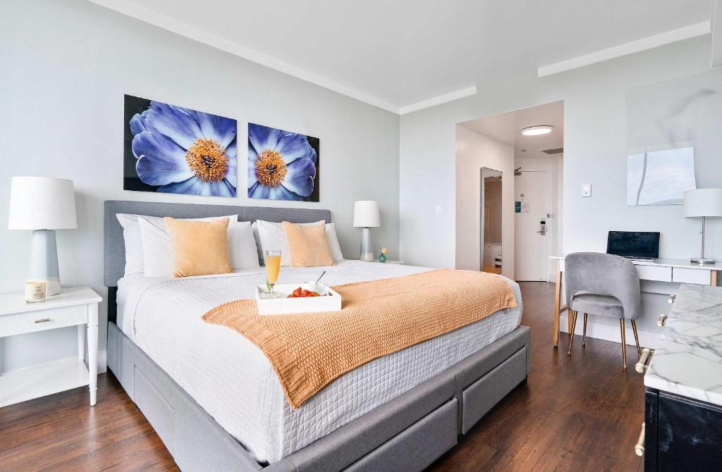 MVR Suite with Poolside Sips and Biscayne Backdrop - Image 6