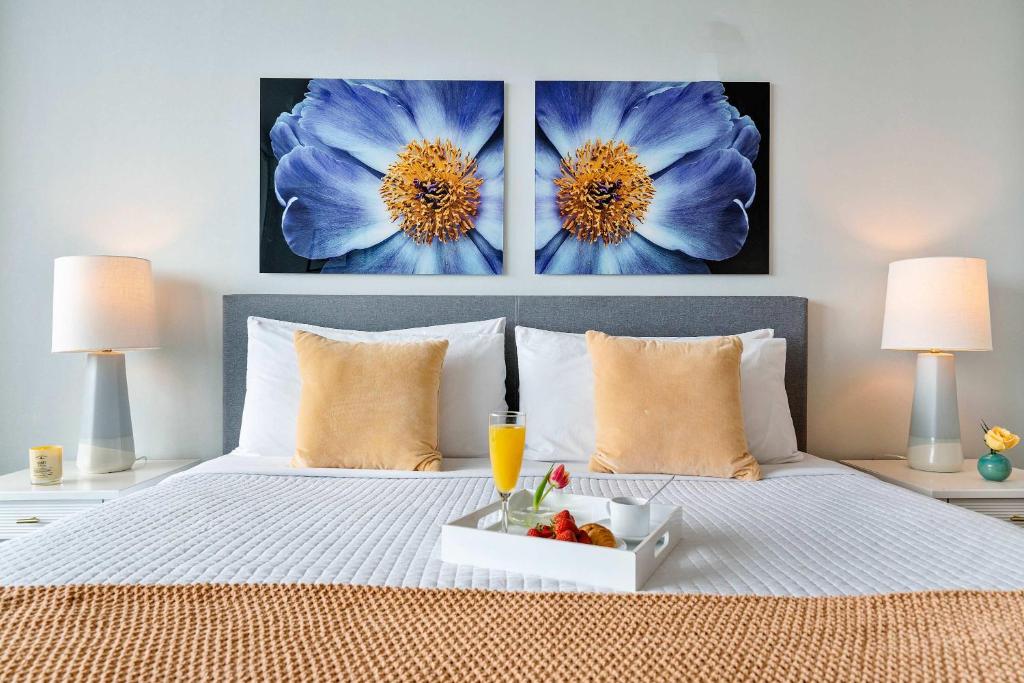 MVR Suite with Poolside Sips and Biscayne Backdrop - Image 5