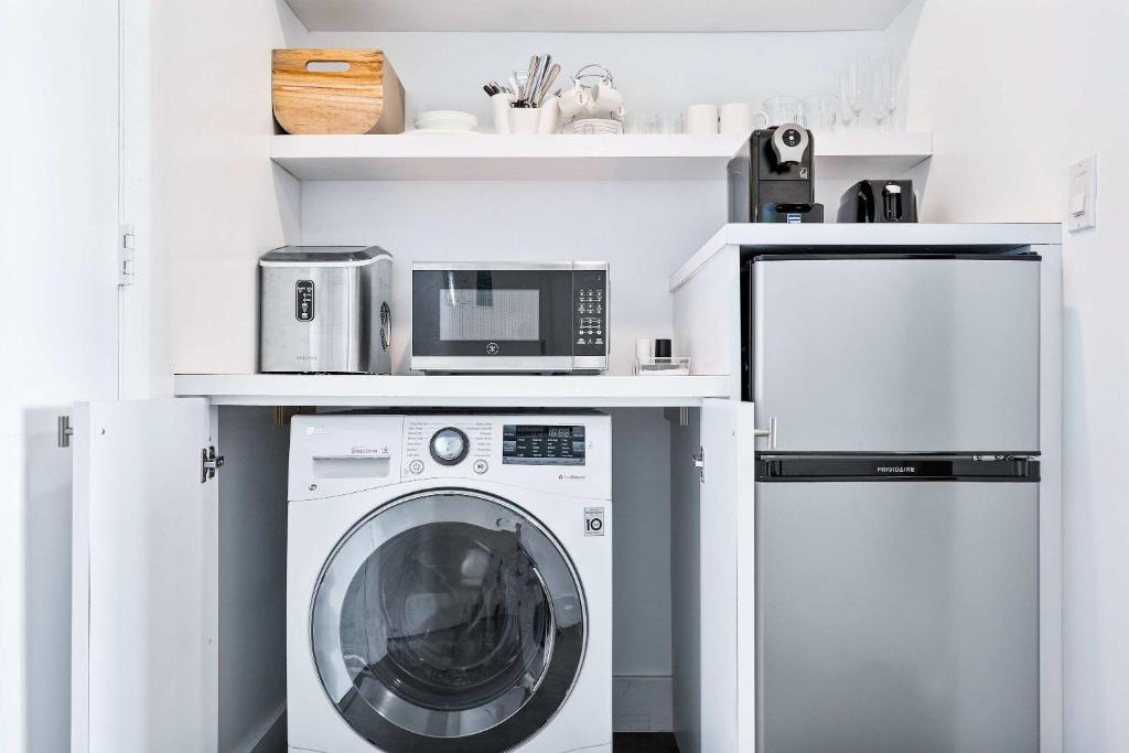 MVR Suite with Poolside Sips and Biscayne Backdrop - Image 7