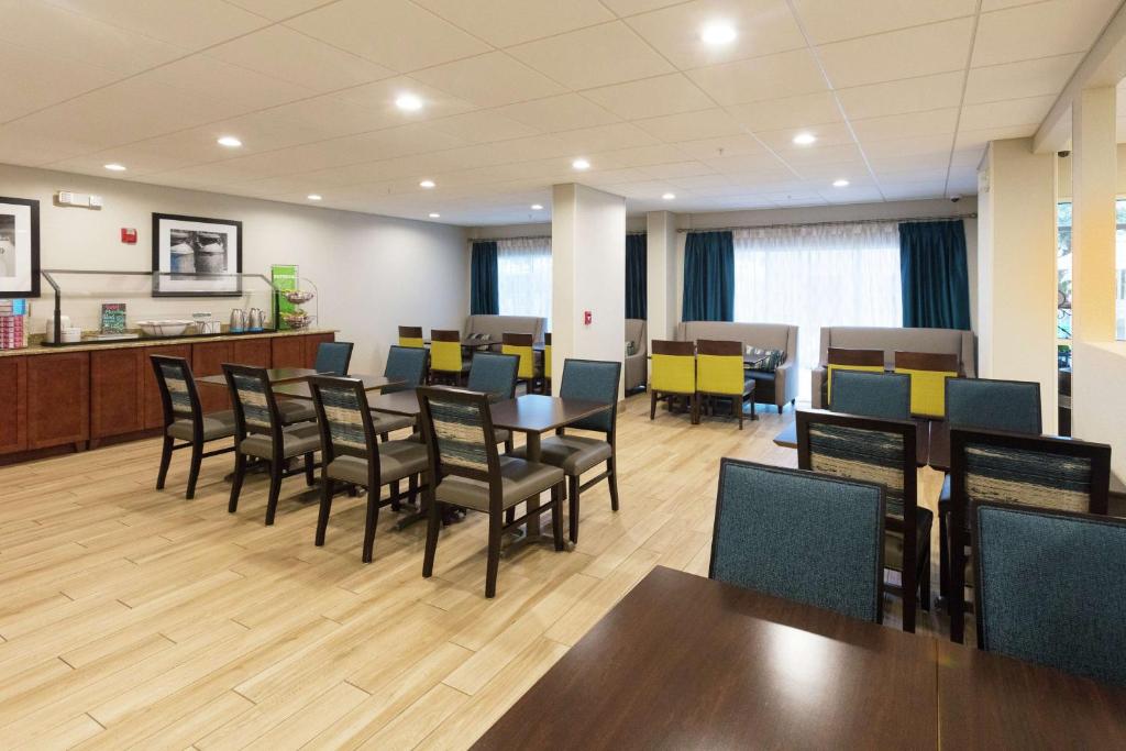 Hampton Inn Saint Augustine Beach - Image 7