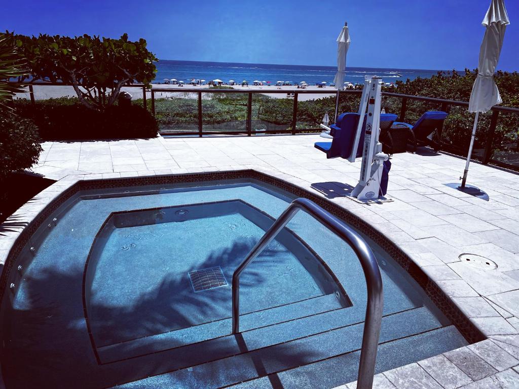 Hot Tub (Jacuzzi) - Photo 2