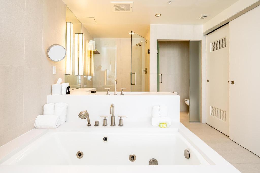 High Floor Luxury 2BR 2BA, Sleeps 6, Resort Access - Horizon by HomeStakes Stays