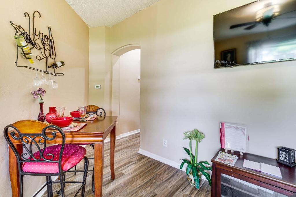 Pet Friendly, Hot Tub, 8ml to Beach, 7ml to Sebastian - Image 4