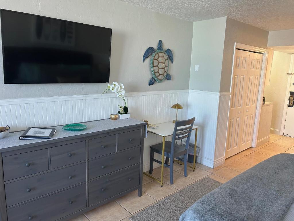 Luxury Beach Condo with Pool and Tiki Bar! - Image 6