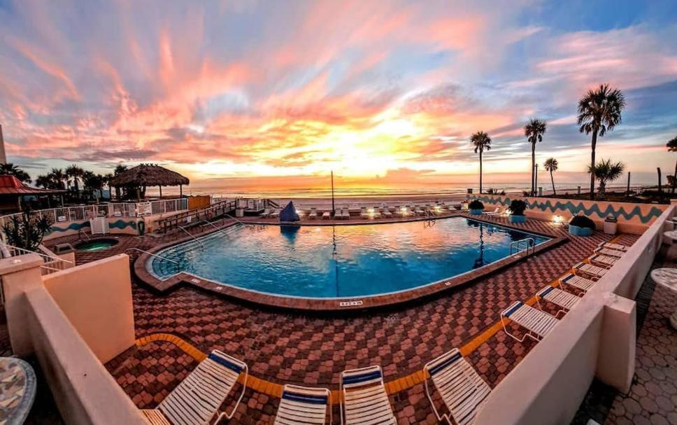 Luxury Beach Condo with Pool and Tiki Bar!