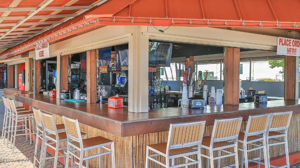 Luxury Beachfront Studio - Private Balcony with Ocean View - Heated Pool - Hot Tub - Tiki Bar - Sauna - Image 4