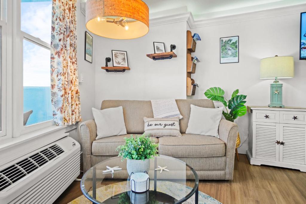 Luxury Beachfront Studio - Private Balcony with Ocean View - Heated Pool - Hot Tub - Tiki Bar - Sauna - Image 8