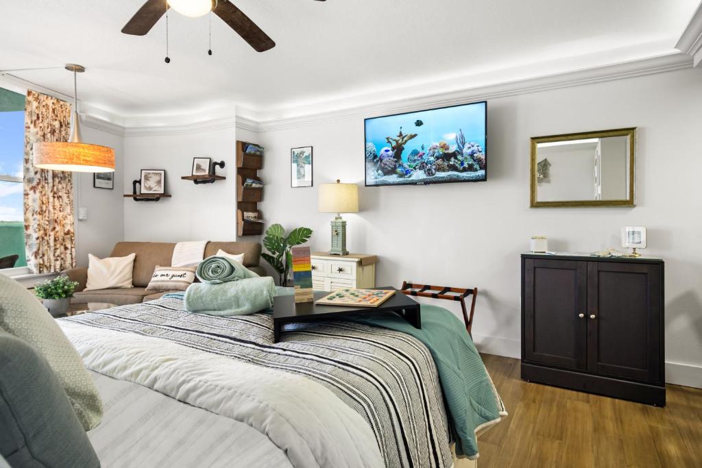 Luxury Beachfront Studio - Private Balcony with Ocean View - Heated Pool - Hot Tub - Tiki Bar - Sauna - Image 6