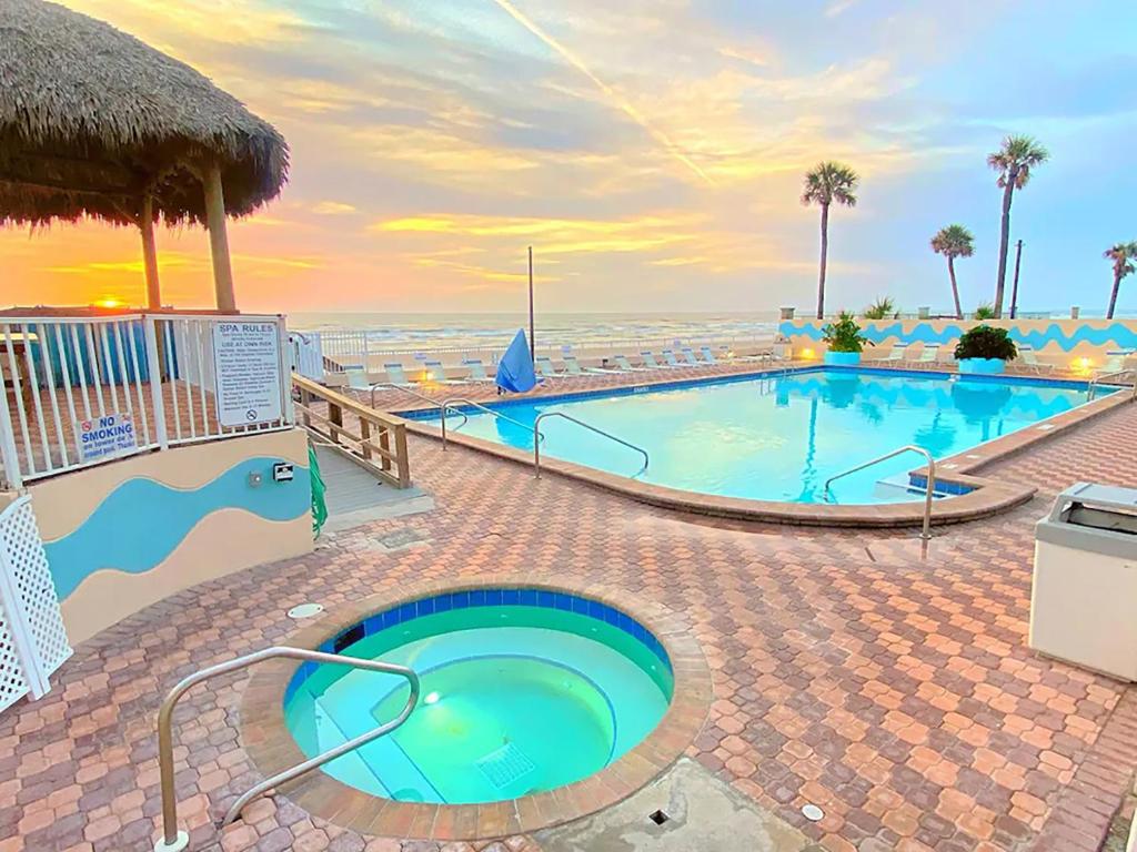 Luxury Beachfront Studio - Private Balcony with Ocean View - Heated Pool - Hot Tub - Tiki Bar - Sauna