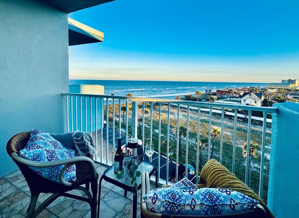 Luxury Beachfront Studio - Private Balcony with Ocean View - Heated Pool - Hot Tub - Tiki Bar - Sauna