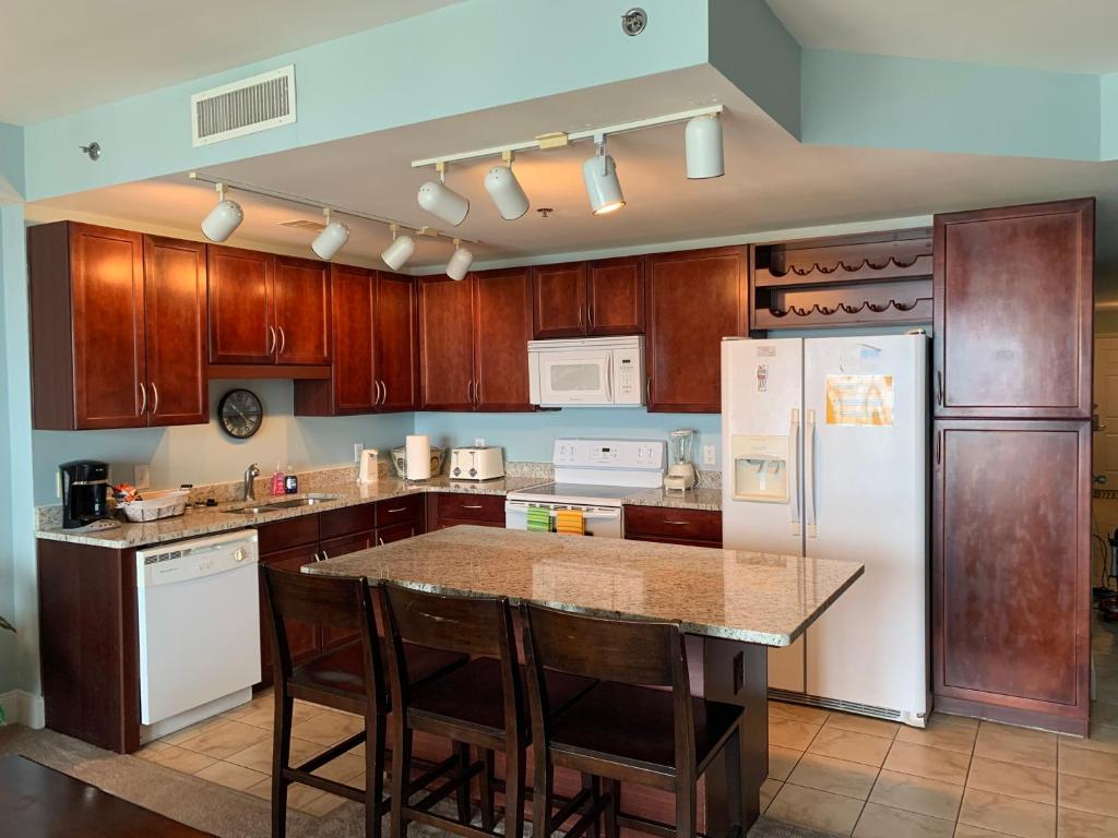 1717 Laketown Wharf 1 King Bedroom, 2 Bath - Image 4