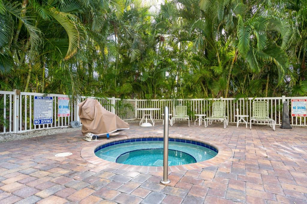 Hot Tub (Jacuzzi) - Photo 3