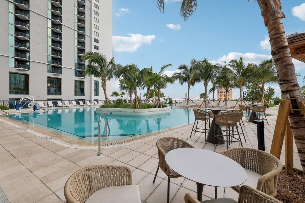 Stunning Lux 2 Bed 2 Bath with Panoramic View from Balcony - Image 4