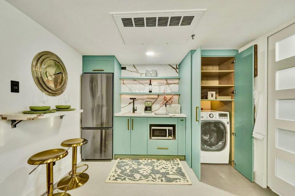 Slice of Paradise Steps to the Beach- California King Bedroom and Sofa Bed - Image 5