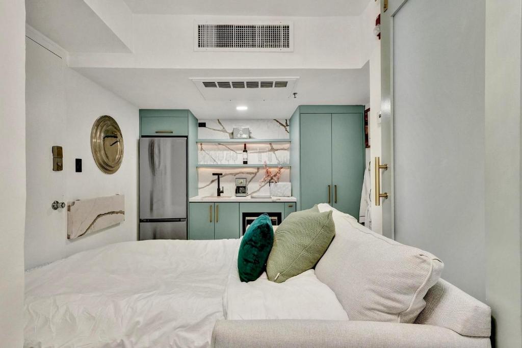 Slice of Paradise Steps to the Beach- California King Bedroom and Sofa Bed - Image 8