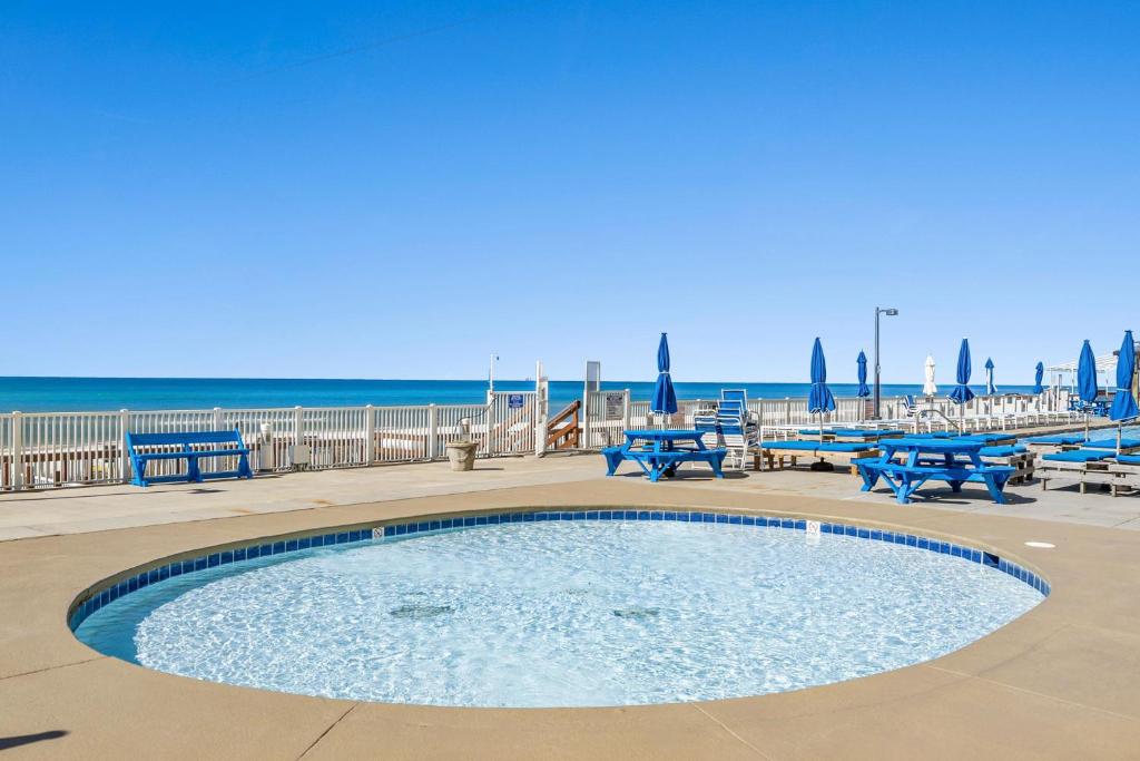 Hot Tub (Jacuzzi) - Photo 2