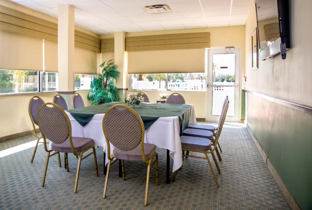 Holiday Inn Express & Suites Cocoa by IHG - Image 5