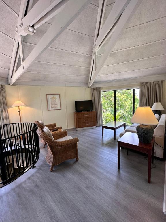 Coco Plum Beach & Tennis Club & Marina - Image 8