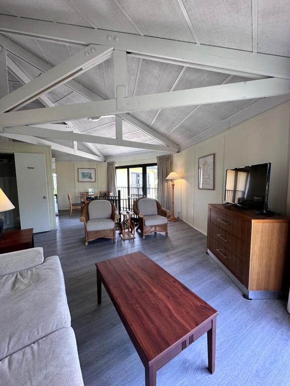 Coco Plum Beach & Tennis Club & Marina - Image 6